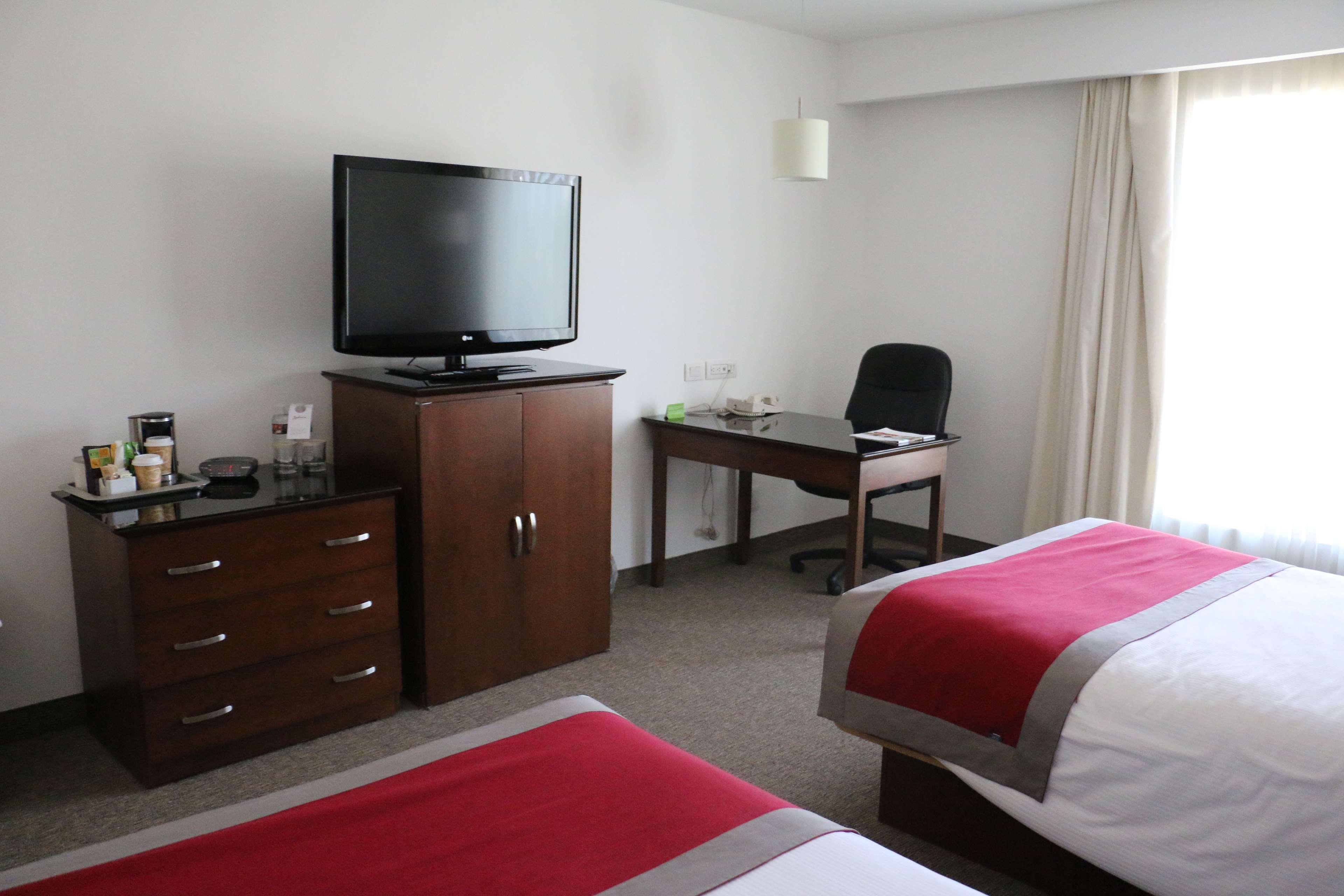 Hotel Radisson Poliforum Plaza 4*
