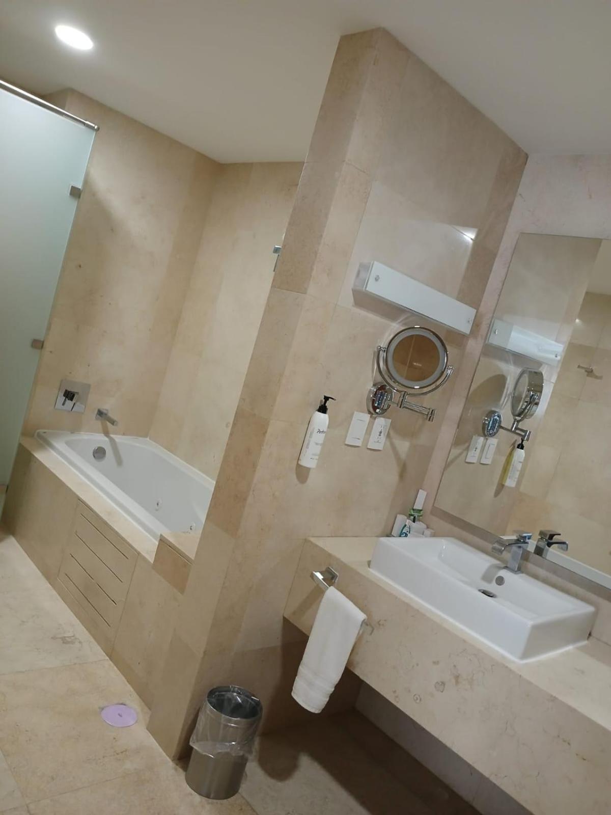Hotel Radisson Poliforum Plaza 4*